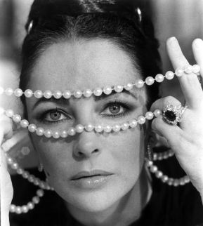 Elizabeth Taylor parée d'une bague Van Cleef & Arpels en diamants, rubis et or jaune, en 1968. 