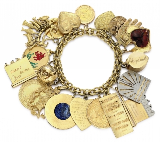 Bracelet en or composé d'une vingtaine de charms (dont l'un appartenu à Napoléon Bonaparte). Estimation : 25,000$ - 35,000$