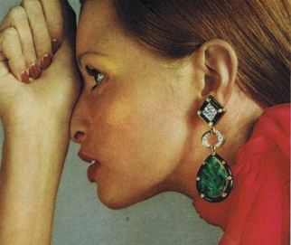 En 1975, un mannequin porte un pendant d'oreille crée par David Webb...