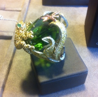 Bague Joyeux Marais sertie d'un péridot d'environ 120 carats.