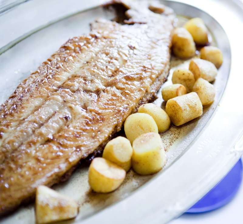 rech_sole-de-ligne-epaisse-doree-au-beurre-pommes-rattes-rissolees-pierremonetta001.jpg
