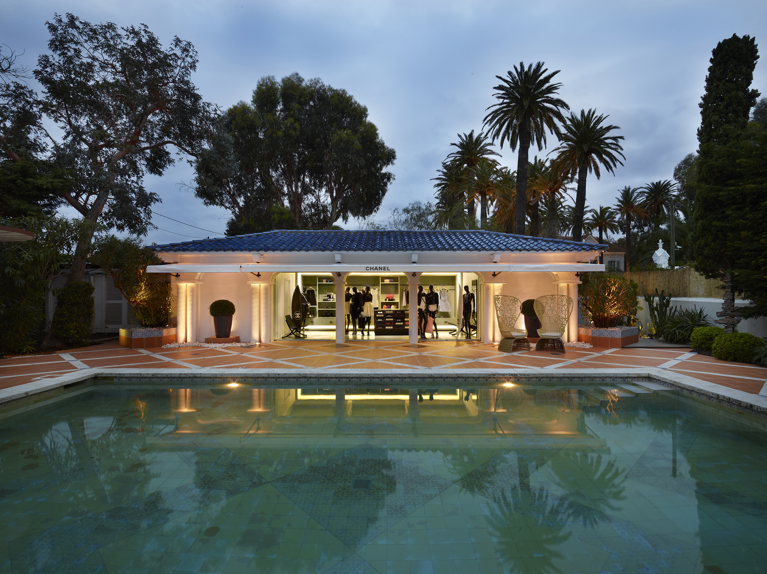 somptueuse-piscine-boutique-ephemere-chanel.jpg