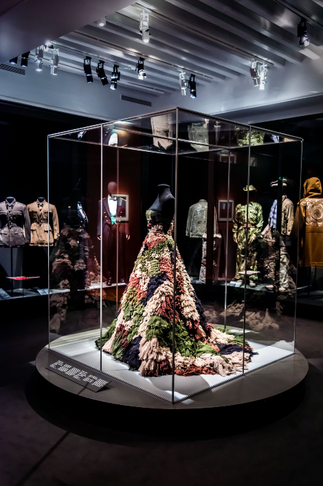 Robe Gaultier Paris exposée au Musée de l'Armée dans le cadre des "Canons de l'elégance"